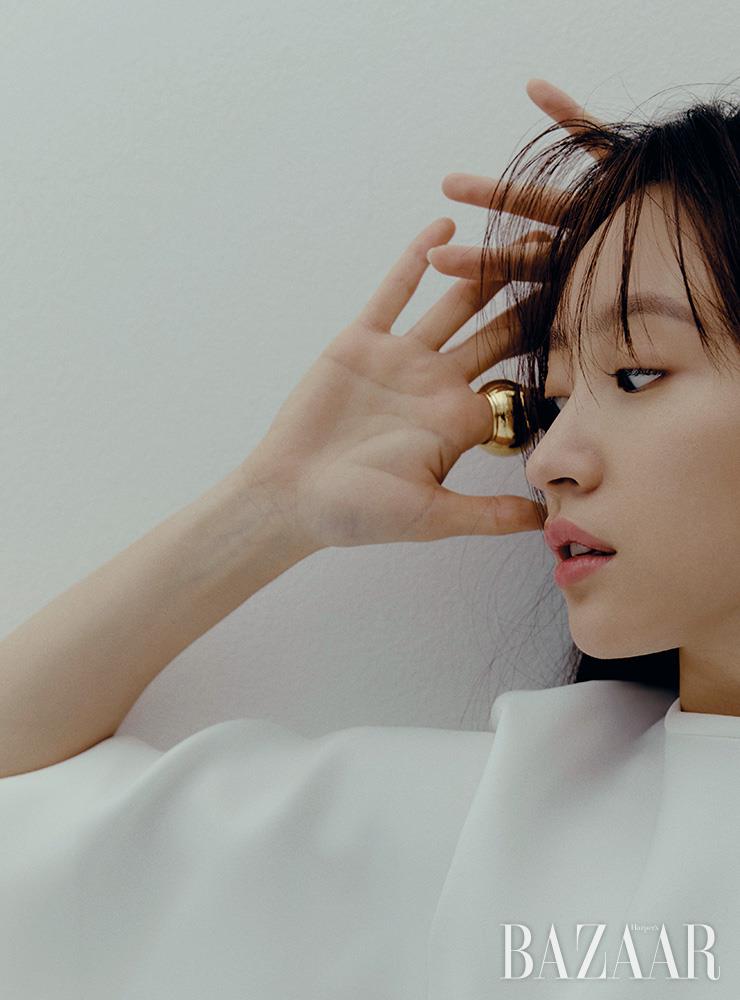 드레스는 42만원대 Recto. 반지는 Fendi.