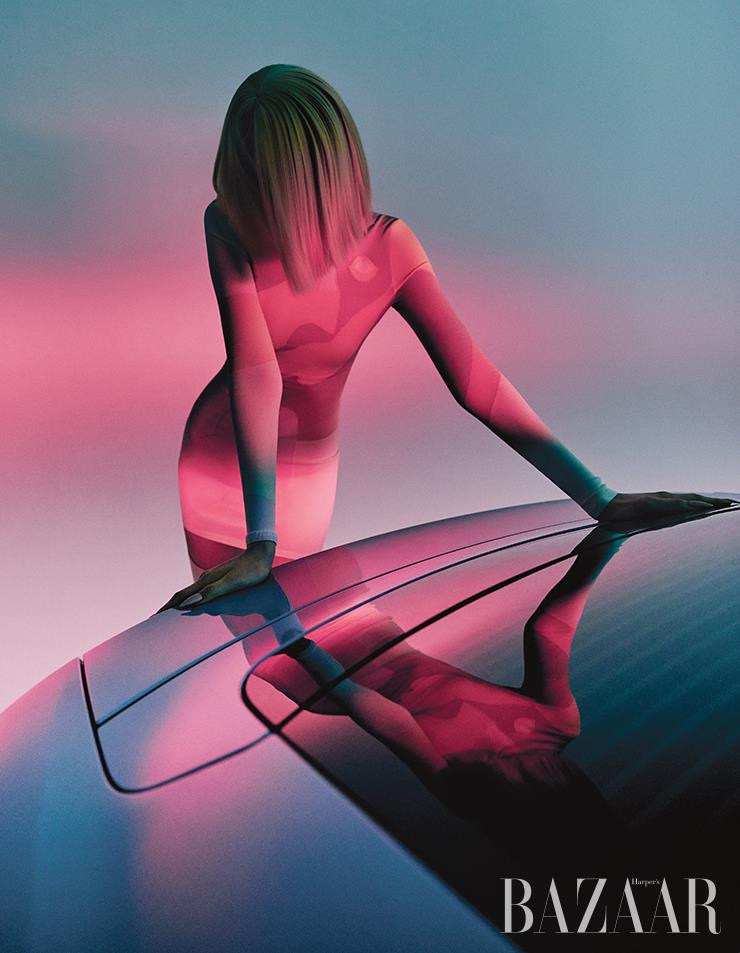 드레스는 Fendi. ‘타이칸 터보S’는 Porsche.