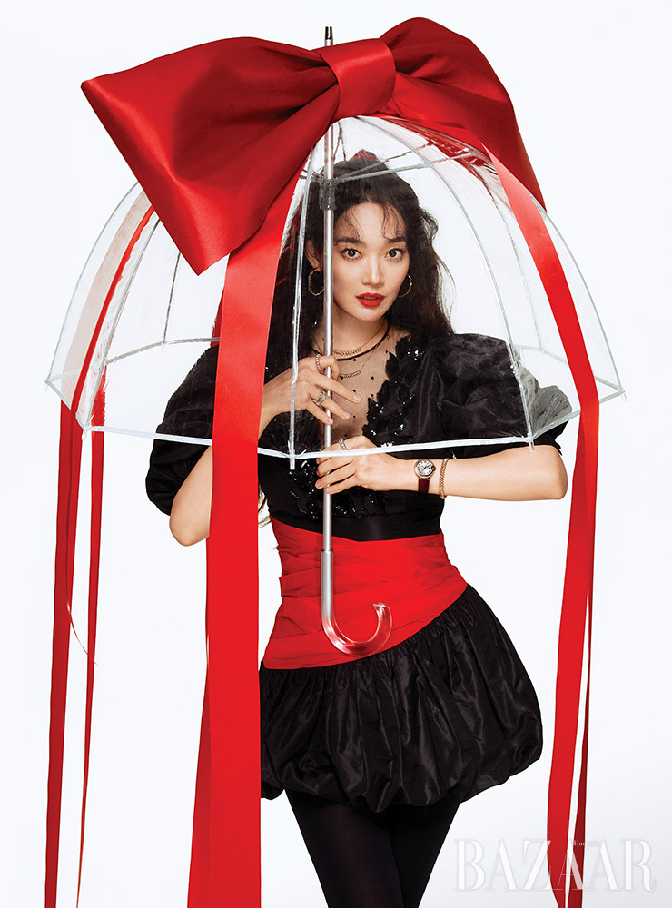 핑크 골드 소재의 후프 이어링, 레이어드한 두 개의 네크리스, 브레이슬릿과 링은 모두 ‘클래쉬 드 까르띠에’ 컬렉션, 핑크 골드 케이스에 다이아몬드가 세팅된 ‘발롱 블루 드 까르띠에’ 주얼리 워치는 모두 Cartier. 드레스는 Miu Miu. 타이츠는 스타일리스트 소장품. 