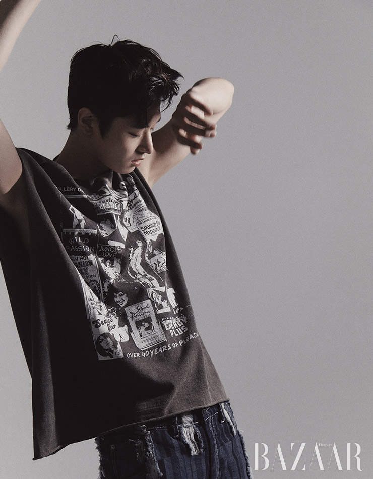 슬리브리스는 Gallery Dept. by Mue. 디스트로이드 데님 팬츠는 Loverboy by BOONTHESHOP. 