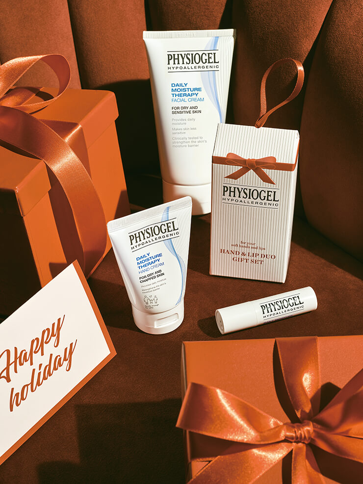 [DMT 페이셜 크림] 피부 장벽을 강화하고 외부 자극으로부터 피부를 보호하는 바이오미믹 테크놀로지를 적용해 72시간 동안 촉촉함을 지속시키는 보습 크림. 저자극 포뮬러로 민감 피부는 물론 온 가족이 안심하고 사용 가능하다. 150ml 4만 3천원대, 피지오겔. [DMT 핸드 앤 립 듀오 기프트 세트] 시어버터와 식물성 오일이 함유된 포뮬러가 거칠고 건조해진 입술의 수분 손실을 막고 촉촉하게 보호해주는 DMT 마일드립밤, 올리브 오일, 시어버터 등 고보습 성분을 함유한 포뮬러가 건조한 손을 촉촉하고 부드럽게 가꿔주는 DMT 핸드크림 DMT 마일드 립밤 4.2g+ DMT 핸드크림 50ml 2 만 7천원대, 모두 피지오겔. 