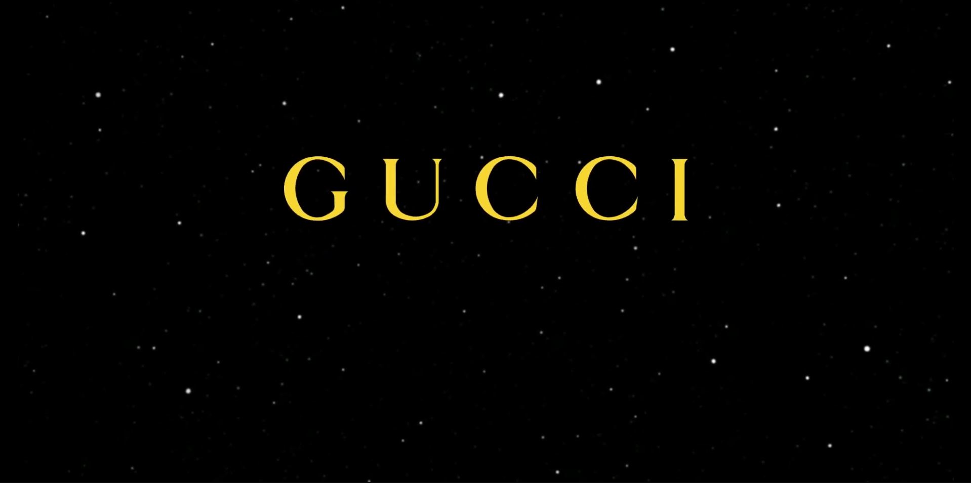 구찌 캠페인과  모두 노란 타이포그래피로 막이 오른다.