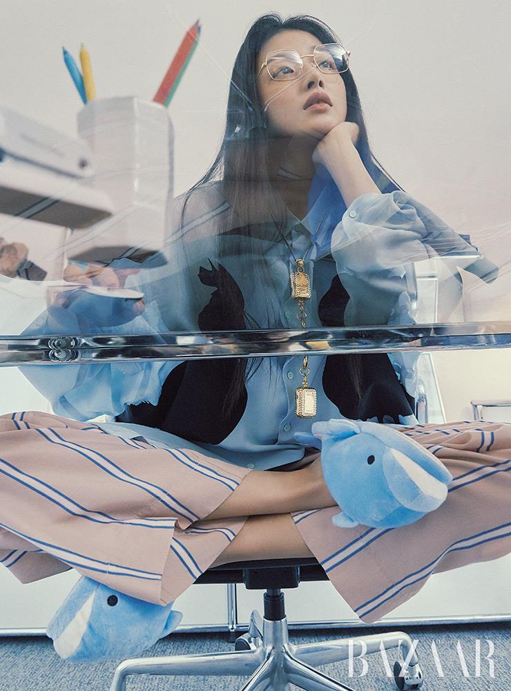 (Top) 오버사이즈 셔츠는 Loewe. 안경은 Balenciaga. 목걸이는 40만원대, 에어팟 케이스 참은 가격 미정 모두 Fendi. (Bottom) 파자마 팬츠는 H&M. 슬리퍼는 에디터 소장품.