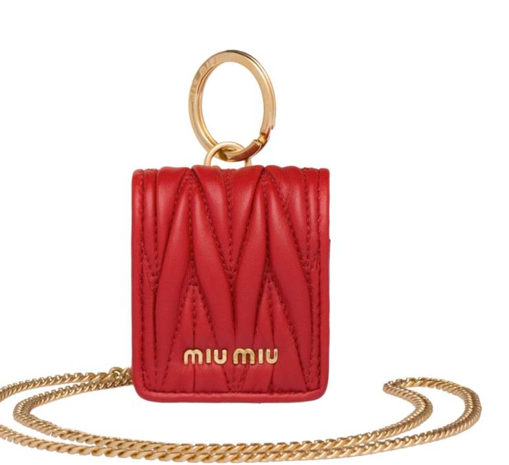 체인 장식의 에어팟 케이스는 43만원으로 Miu Miu. 