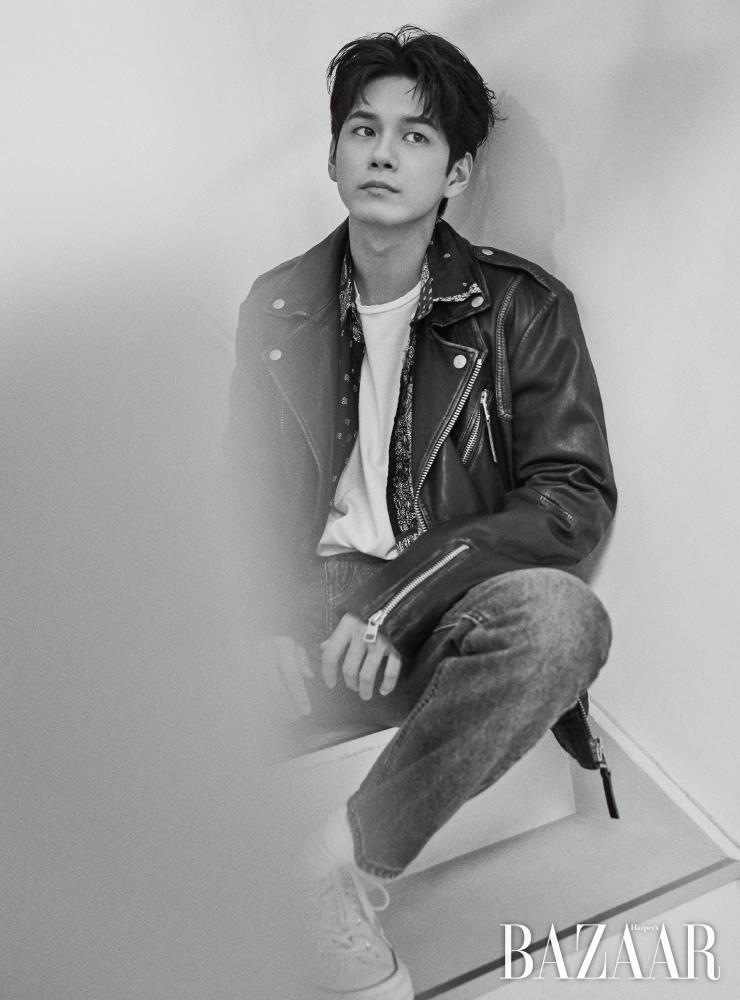 밴대너 셔츠는 Frizm Works. 가죽 라이더 재킷은 Calvin Klein. 진 팬츠는 Lab Twelve. 스니커즈는 Converse. 티셔츠는 스타일리스트 소장품. 