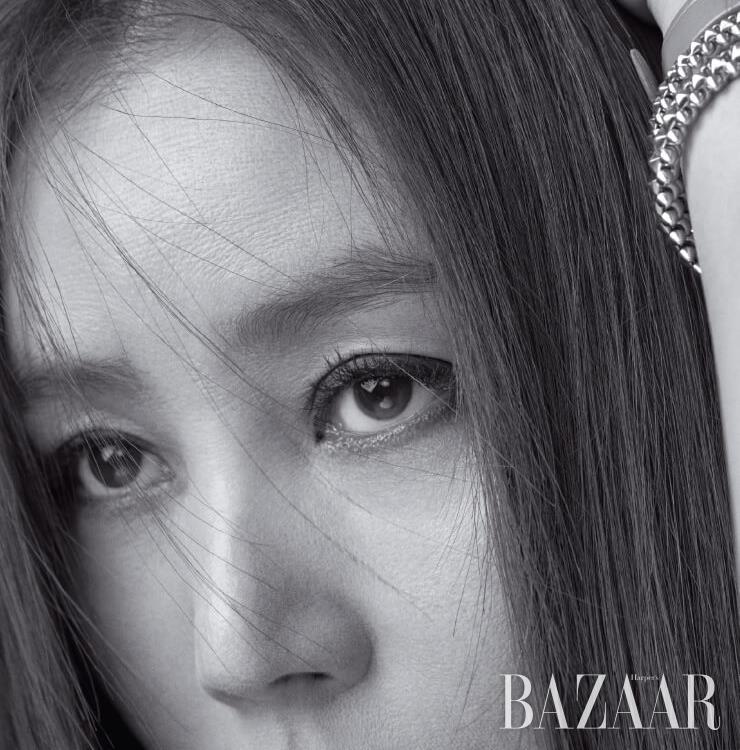 타원형 디자인의 화이트 골드 케이스에 다이아몬드가 세팅된 ‘베누아 알롱제 주얼리 워치’, 스터드 모티프의 디자인이 돋보이는 두 가지 사이즈의 ‘클래쉬 드 까르띠에 브레이슬릿’은 모두 Cartier.