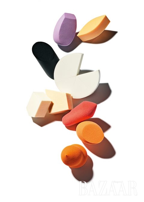 (위에서부터 순서대로) 포니이펙트, 어퓨, 메이크업 포에버, 클리오, 슈에무라, 스킨푸드, 맥, 리얼 테크닉, 에스쁘아 제품.  .