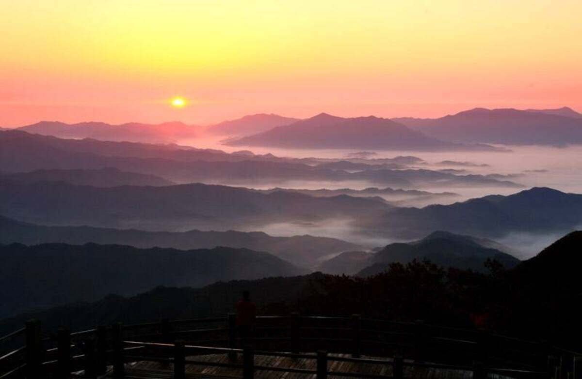 경북 내륙에서 가장 먼저 일출을 만나는 일월산