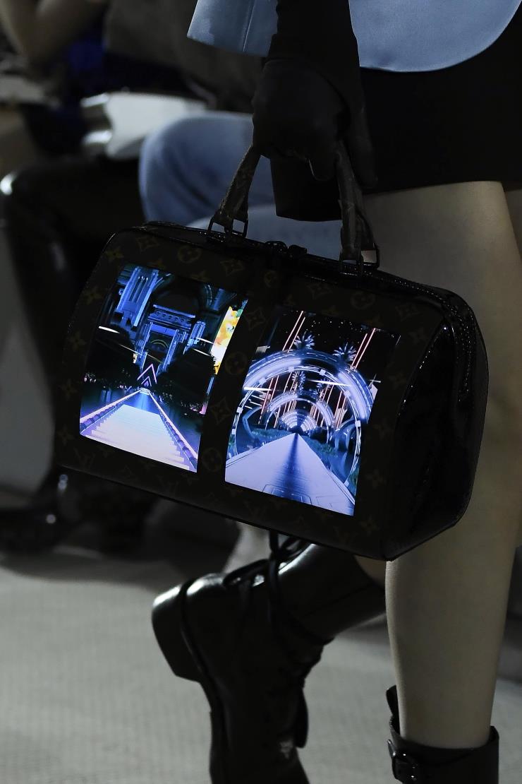 스마트 스크린이 장착된 미래지향적 가방 라인 'The Canvas of the Future' 컬렉션