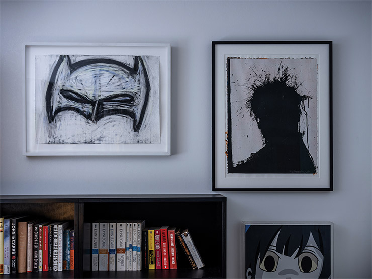 조이스 펜사토(Joyce Pensato), <Batman 1>, 2013. 리처드 햄블턴(Richard Hambleton), <Shadow Head Portrait>, 1999.