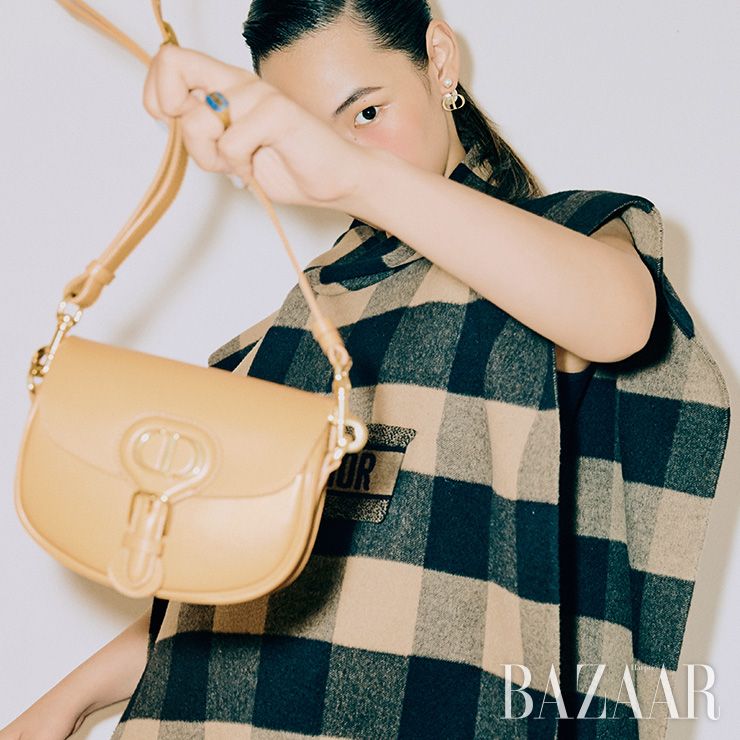 체크 판초, 진주 귀고리, 반지, ‘카멜 스몰 디올 바비’ 백. 모두 Dior.