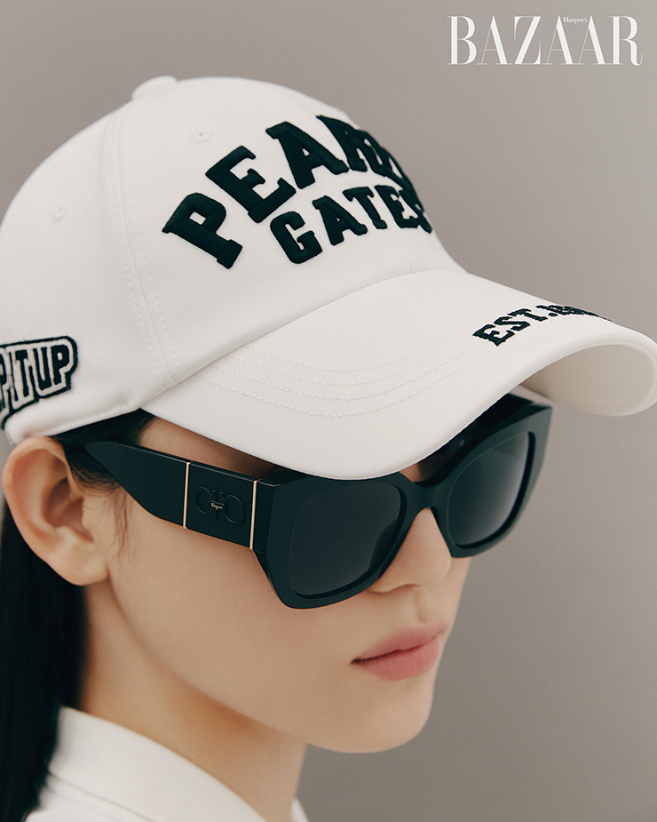 로고 볼 캡은 10만8천원 Pearly Gates. 볼드한 선글라스는 Salvatore Ferragamo.