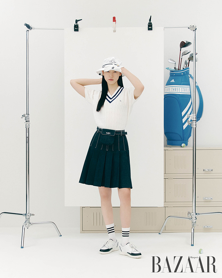 니트 톱은 16만8천원 Clove. 플리츠스커트는 61만9천원 A.P.C. Golf. 버킷햇은 4만9천원, 양말은 1만3천원, 캐디 백은 39만원 모두 Adidas Golf. 장갑은 5만8천원 Pearly Gates. 골프화는 31만8천원 Munsingwear.