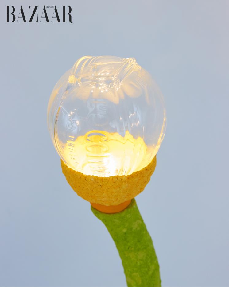 투명한 유리 공병에 공기를 주입해 조명 형태로 만들었다. 꽃 송이를 분리해 전구 교체도 가능하다.