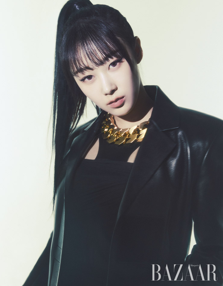 레더 재킷, 이너로 입은 드레스, 검지에 착용한 반지, 중지에 착용한 반지, 볼드한 G체인 목걸이는 모두 Givenchy.
