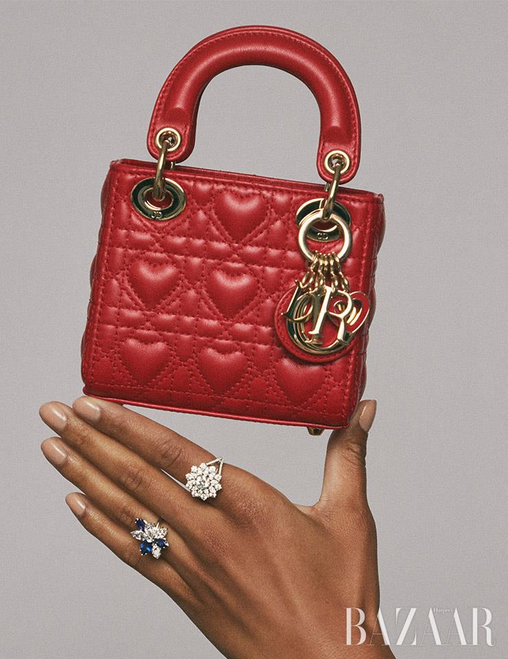 하트 모티프 퀼팅 장식이 돋보이는 미니 백은 4백50만원대 Dior.