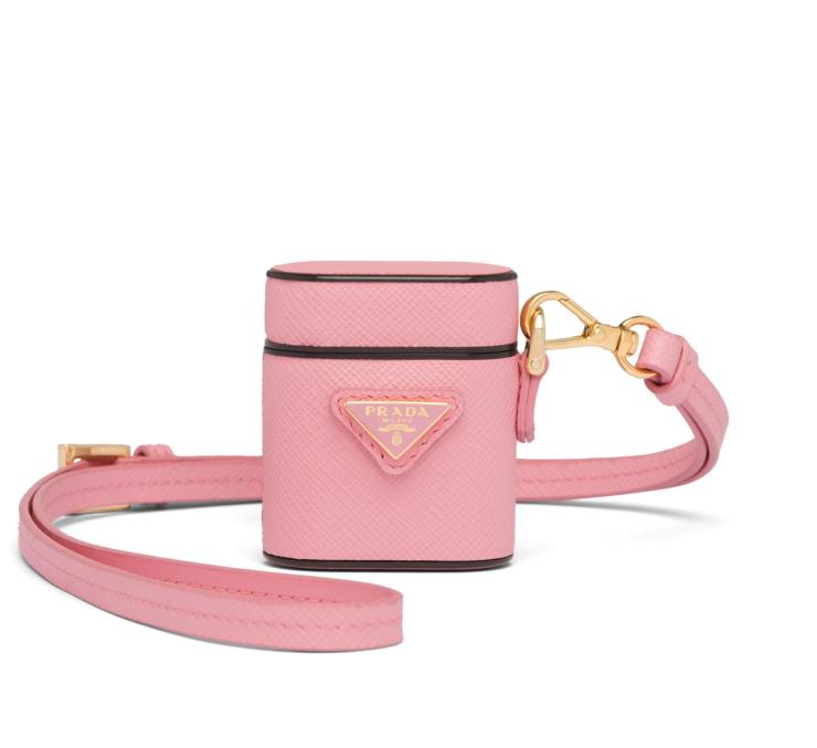 숄더 스트랩으로 목에 착용할 수 있는 에어팟 케이스는 가격 미정으로 Prada. 