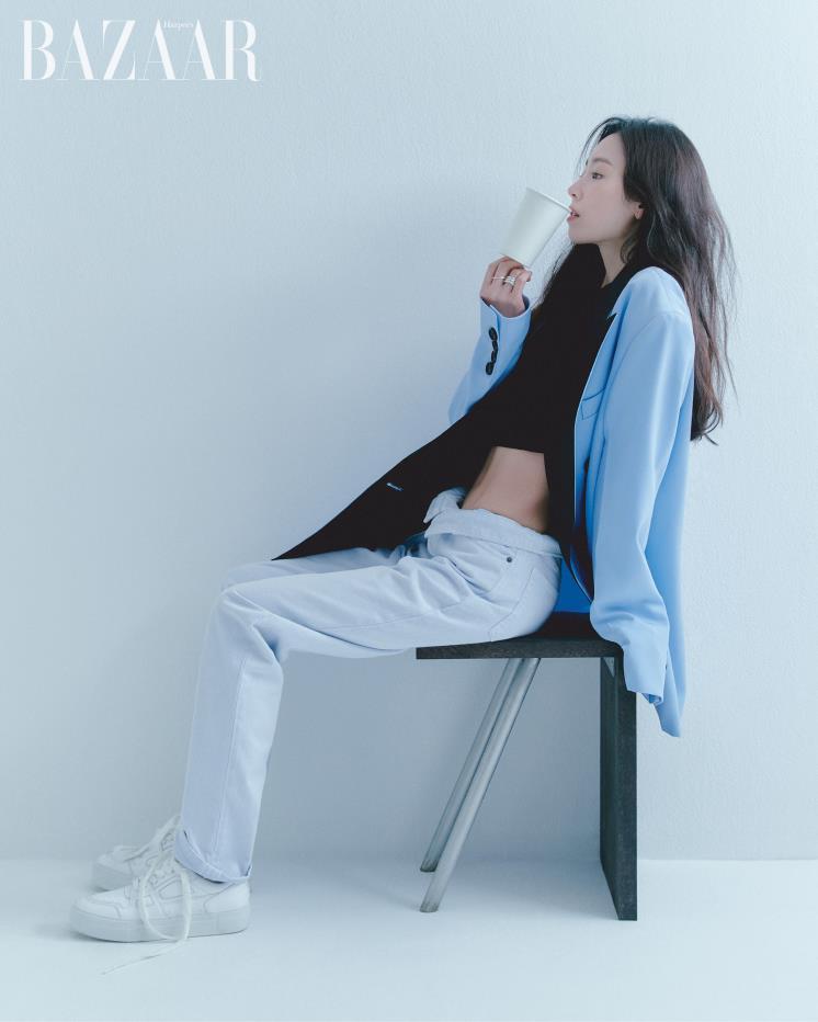 재킷, 데님 팬츠, 스니커즈는 모두 Ami. 크롭트 톱은 Leuni. 