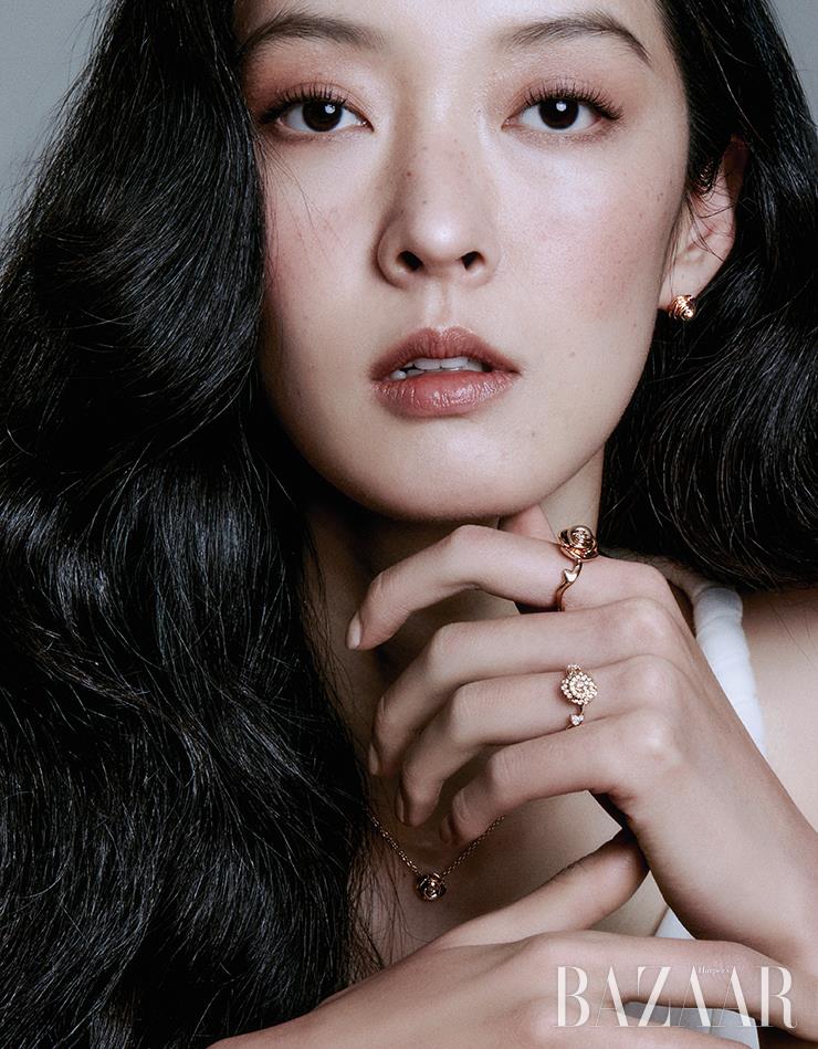 장미 꽃봉오리를 낭만적으로 표현한 핑크 골드와 다이아몬드 장식의 ‘로즈 디올 쿠튀르’ 귀고리, 목걸이, 검지와 약지의 반지는 모두 Dior Joaillerie. 탱크톱은 Dior.