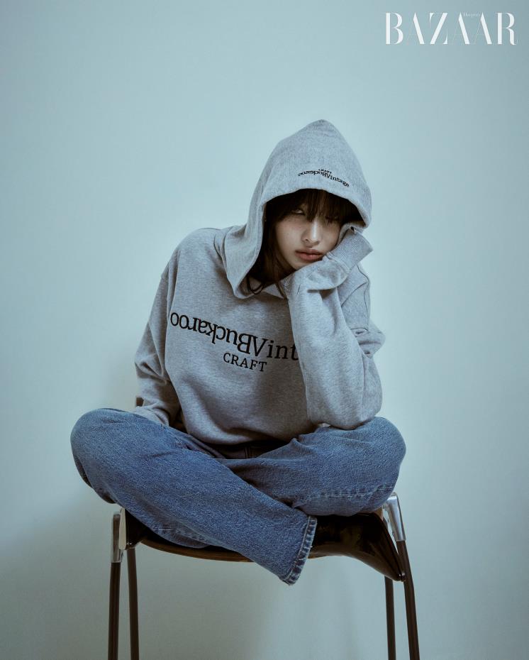 자수 로고 후드 티셔츠, 데님 팬츠는 Buckaroo.