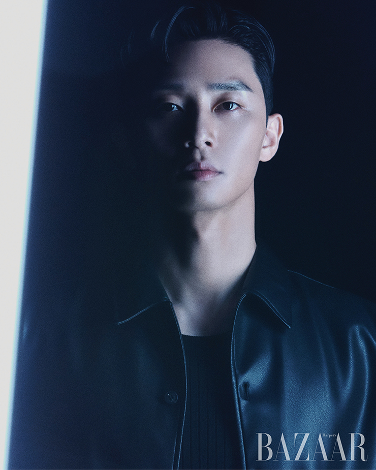 레더 셔츠, 톱은 스타일리스트 소장품.