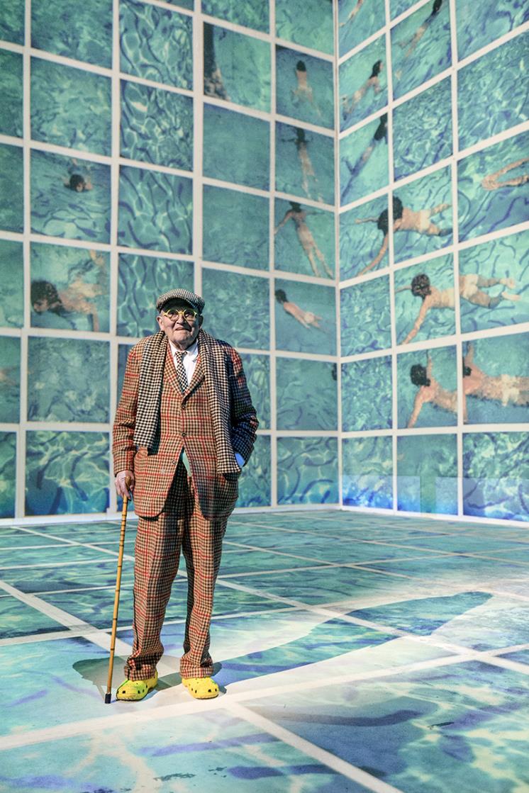 «David Hockney: Bigger & Closer (not smaller & further away)» 전시장 앞의 데이비드 호크니. © Courtesy of Lightroom. Photo by Justin Sutcliffe