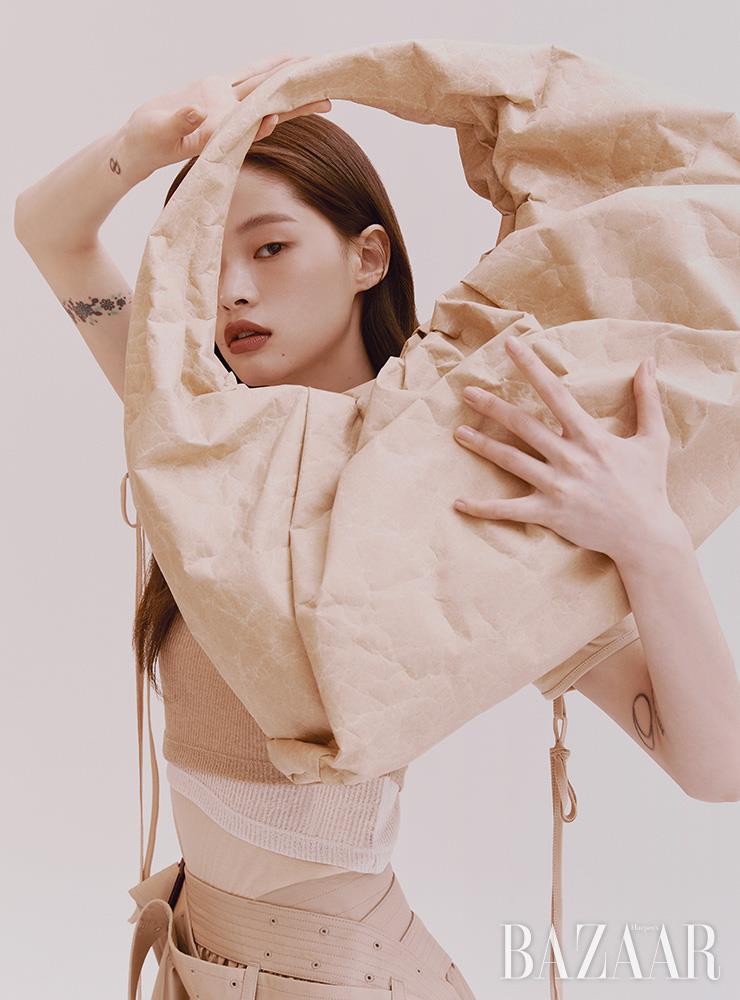 백은 가격 미정 Bottega Veneta. 슬리브리스 톱은 7만8천원, 이너 톱은 11만5천원 모두 Kijun. 스커트는 1백38만원 Junya Watanabe by BOONTHESHOP.