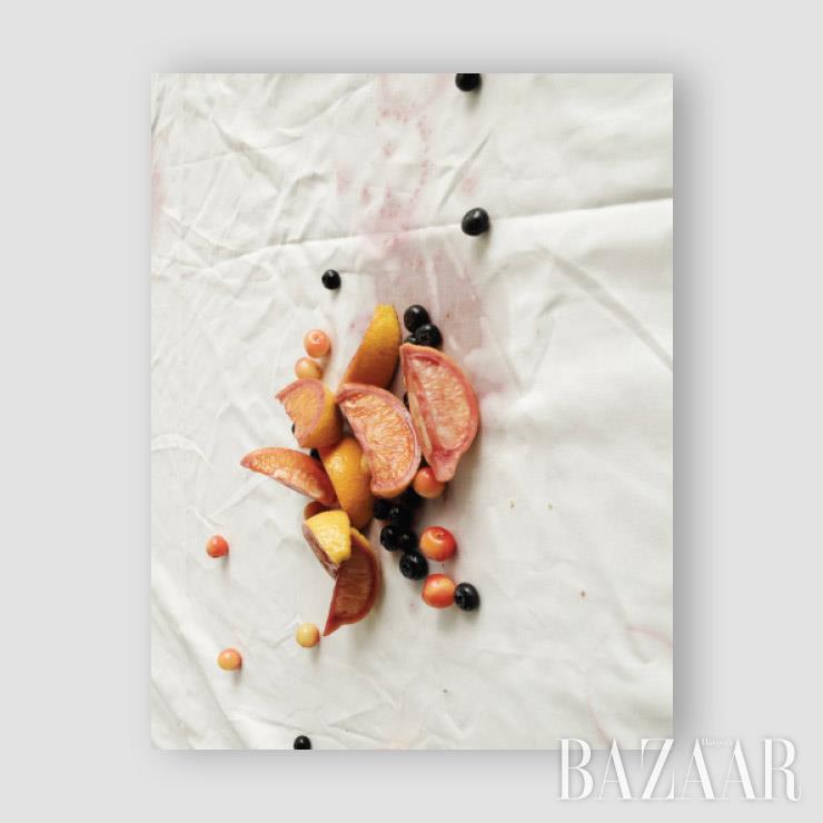 <tabel02_gaze>, 2010.화보 촬영 후에 남은 소품. 촬영 중 당시는 과일 조각들이 주인공은 아니었다. 기대하지 않았던 불규칙의 아름다움.