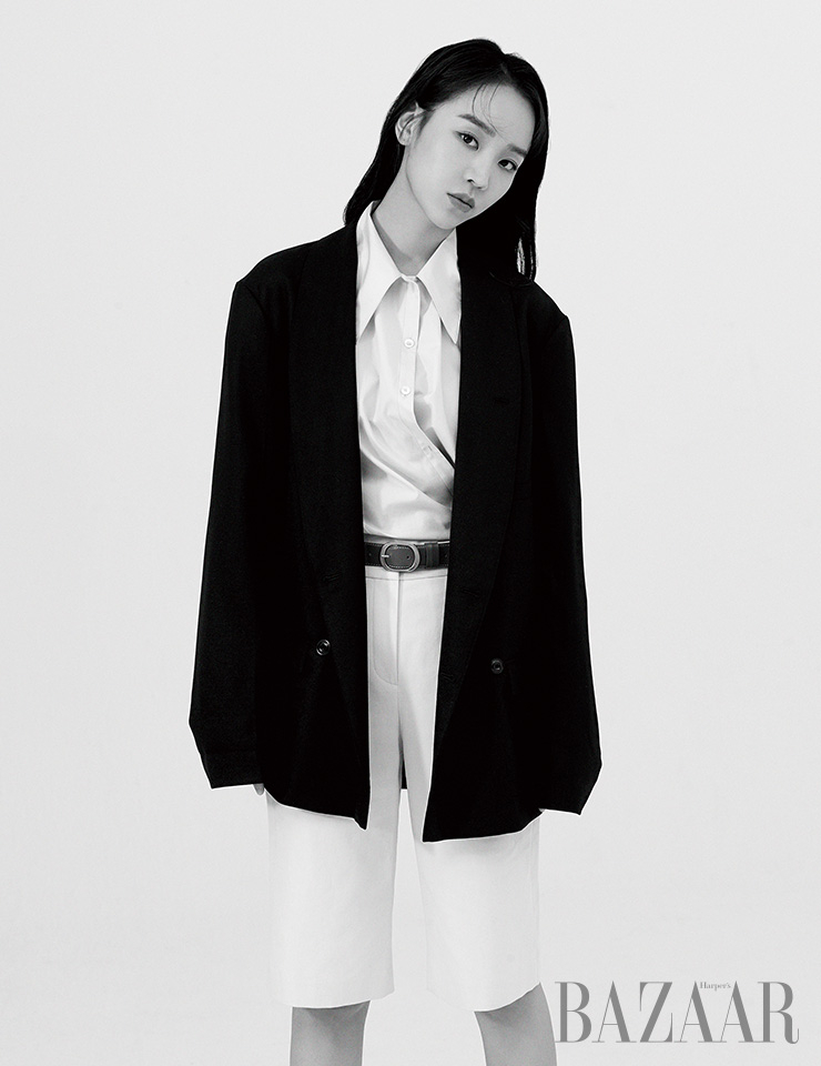 셔츠, 재킷 모두 Lemaire. 쇼츠, 벨트는 모두 Lanvin Collection. 