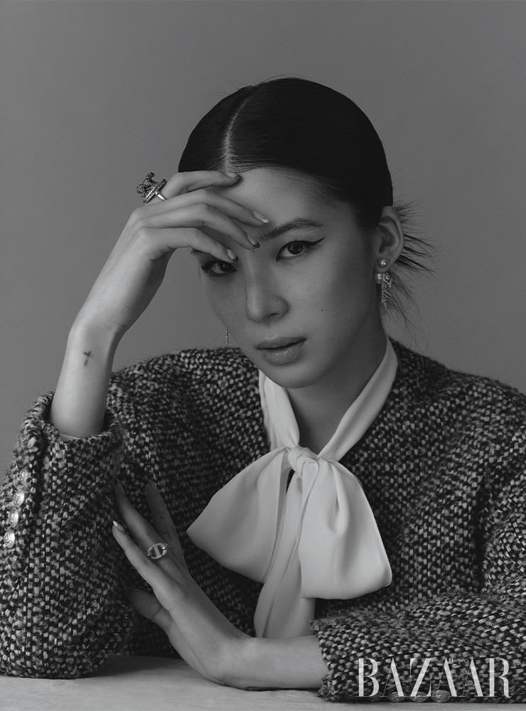 트위드 재킷, 블라우스는 Celine. 귀고리, 반지는 Dior.
