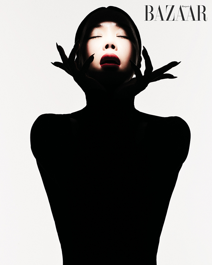 2004년 8집 앨범 <Self Control> 컷아웃 보디수트는 Lacage.