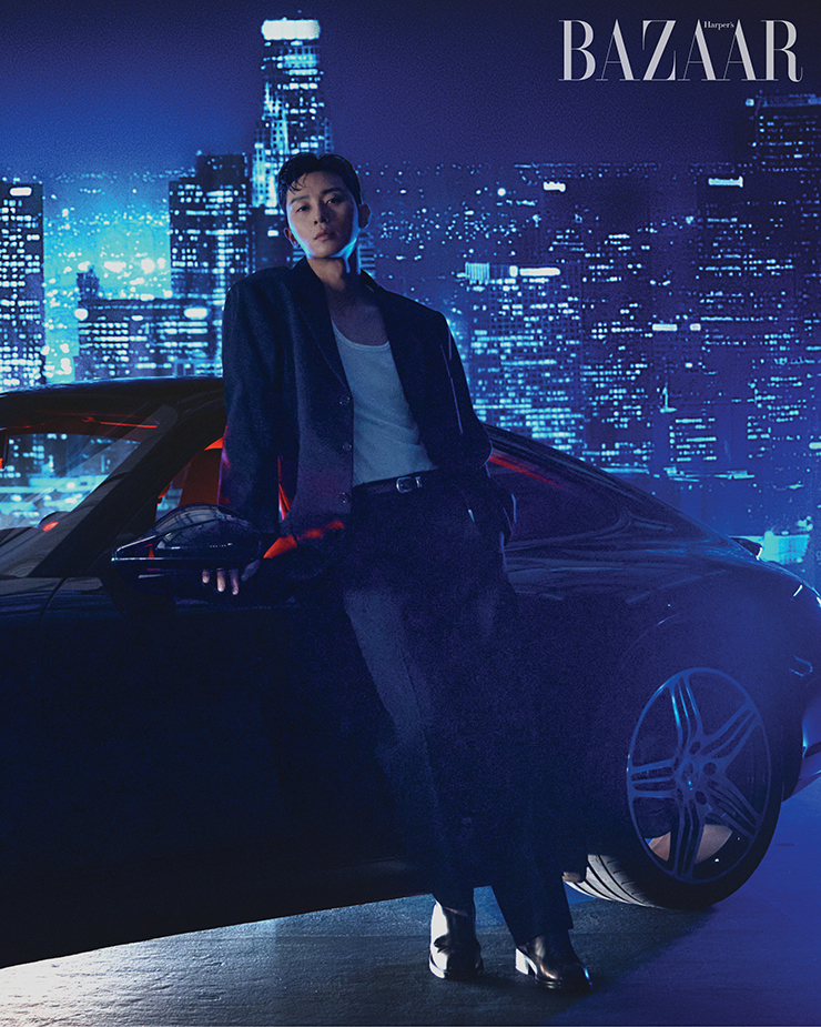 재킷은 Raf Simons by G.Street 494 Homme. 팬츠는 Botter.벨트, 슈즈는 Our Legacy. 톱은 스타일리스트 소장품.