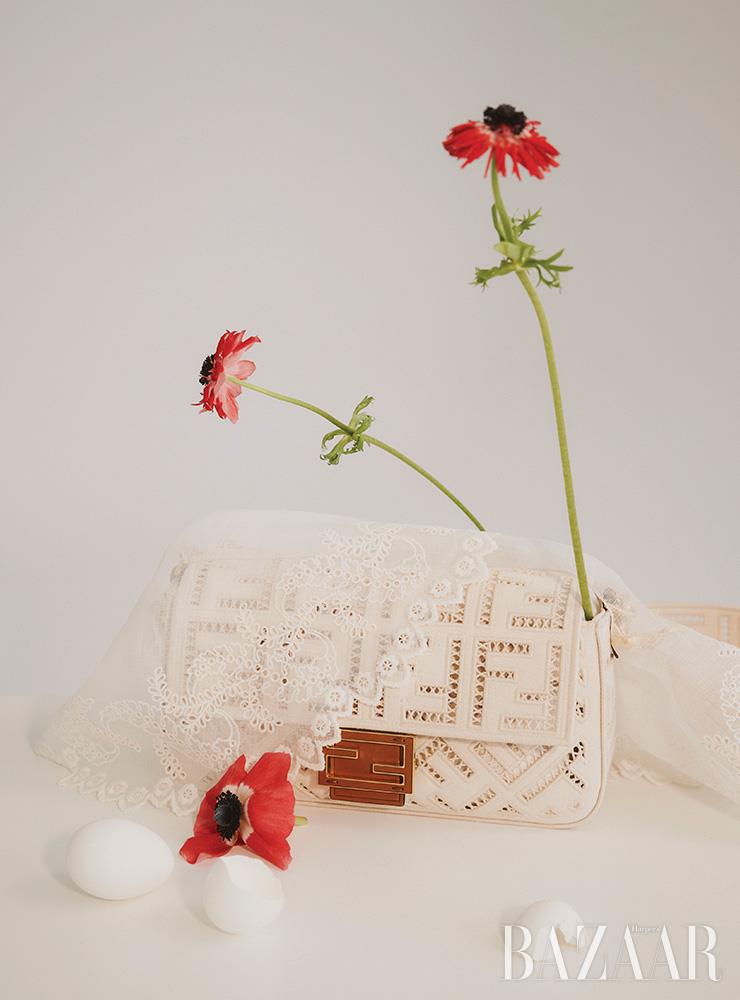 ‘바게트’ 백은 4백만원대, 플라워 자수 백 커버는 1백만원대 Fendi.