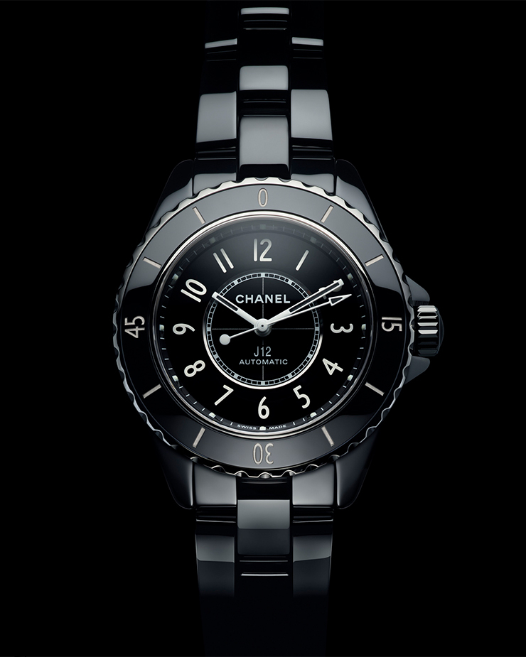 셀프와인딩 칼리버를 탑재한 샤넬 J12 칼리버 12.2 워치.