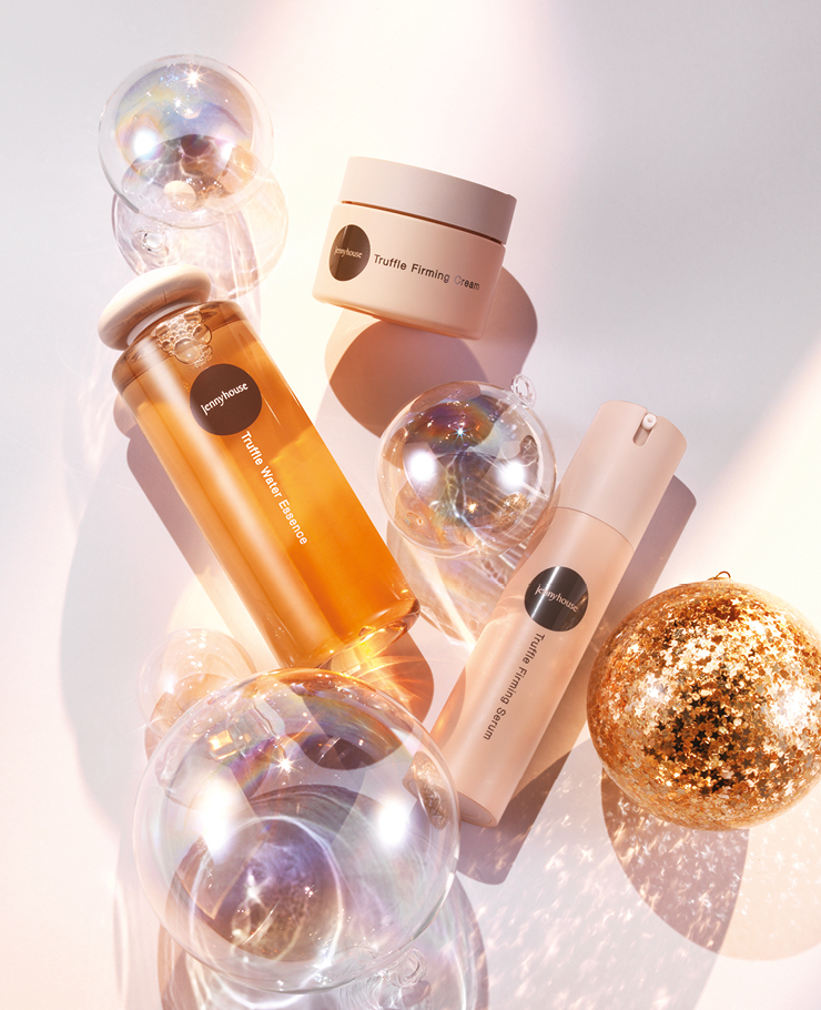 (왼쪽부터) 트러플 워터 에센스 천연 트러플 성분이 피부 깊숙이 스며들어 유·수분 밸런스를 맞추고 탄력을 부여한다. 200ml 4만5천원. 트러플 퍼밍 크림 72시간 발효시킨 블랙 트러플 성분이 지친 피부를 진정시키고 촉촉하고 탄탄하게 가꿔준다. 50ml 4만2천원. 트러플 퍼밍 세럼 트러플 성분이 들어있는 산뜻한 제형의 에센스가 피부 속부터 차오르는 촘촘하고 탄탄한 수분감을 오래도록 유지시킨다. 50ml 4만3천원, 모두 제니하우스 코스메틱.