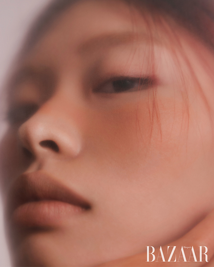 차분하고 포근한 느낌의 ‘브라운’이 가을의 색이라는 건 변하지 않는 진리. 하지만 자칫 칙칙하게 표현될 수 있으니 컬러 선택에 유의할 것. 투명하게 반짝이는 베이스에 오렌지빛이 스며든 브라운으로 생기를 더한다.