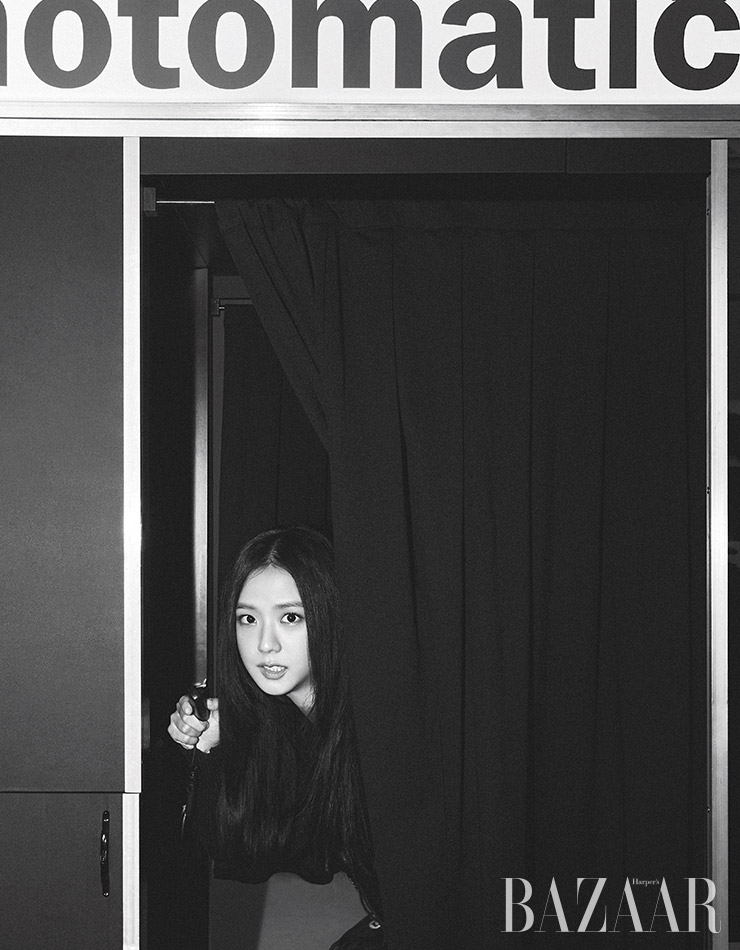 정해인이 입은 스웨터, 팬츠는 Dior Men. 지수가 입은 패치워크 니트 톱은 Mouse by Mue. 
