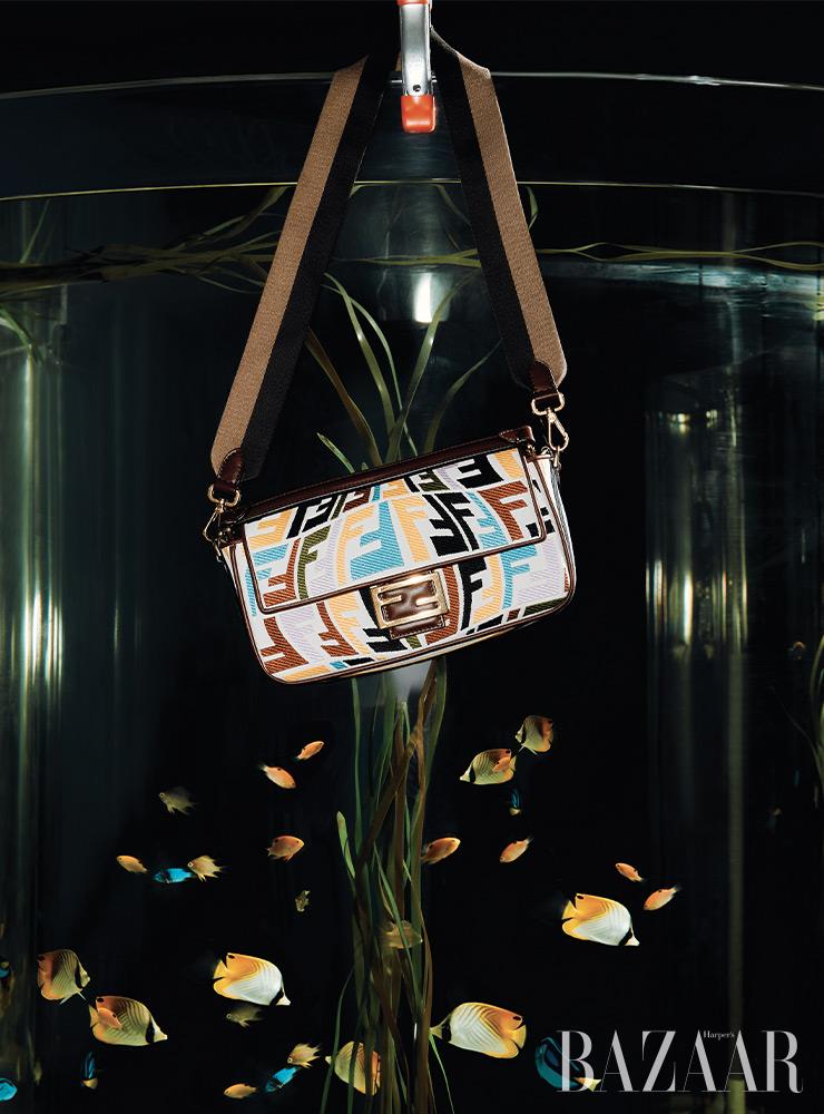 멀티 컬러로 FF 자수를 놓은 ‘바게트’ 백은 3백만원대 Fendi.