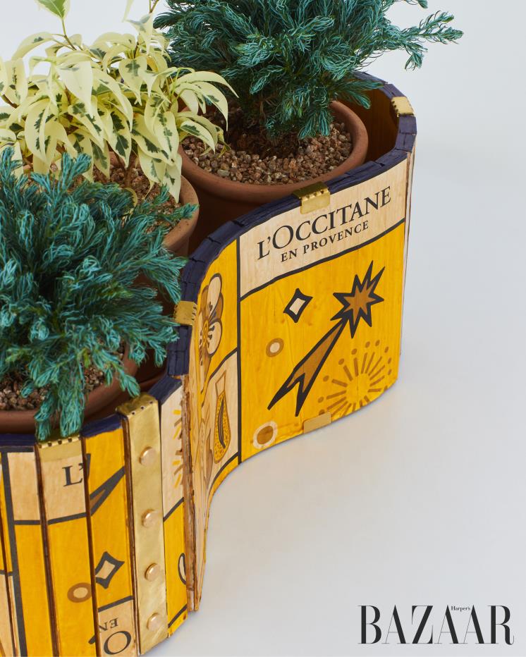 단단한 종이 판재가 휩게 휘도록 반만 커팅한 것이 포인트. 