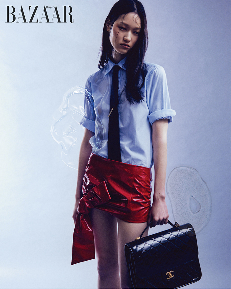 셔츠는 35만원대 Officine Generale. 스커트는 1백78만원 Blumarine. 가죽 디테일 타이는 Hermès. 펜슬 모티프 타이 클립은 Dior Men. 손에 든 백팩은 Chanel.