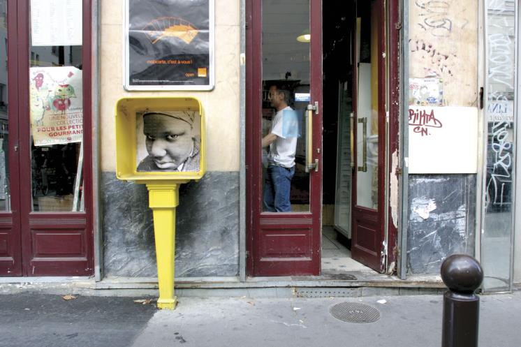 Portrait of Generation, Araba, Installation image. Wheat-pasted poster on building, Gelatin silver photogragh ⓒ JR-ART.NET