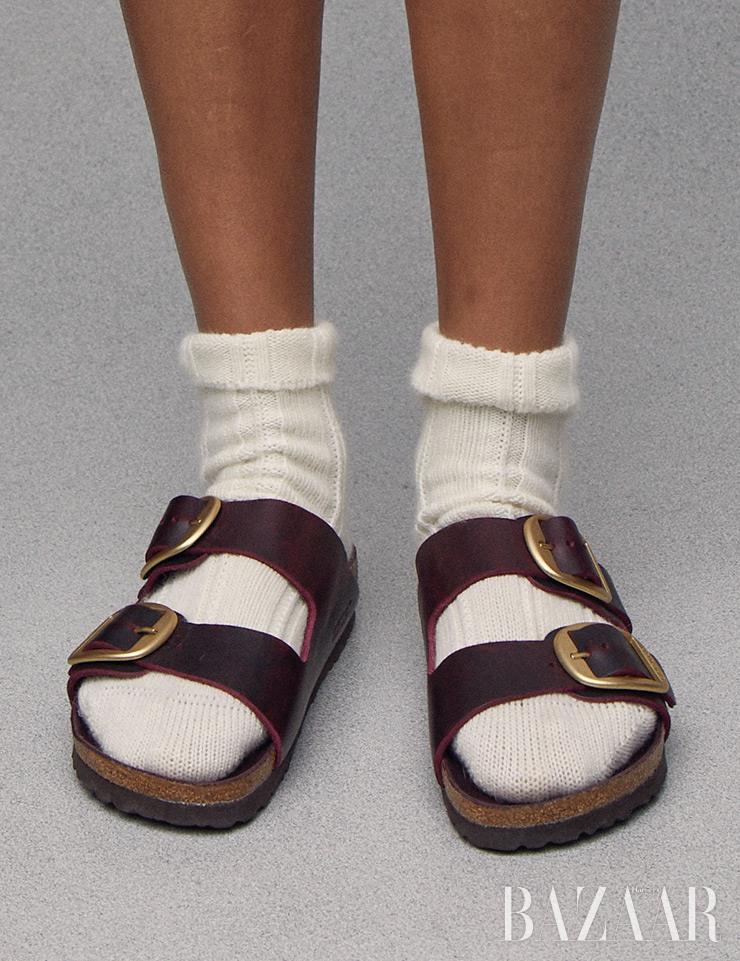 로프 샌들은 Sacai. 양말은 Falke.