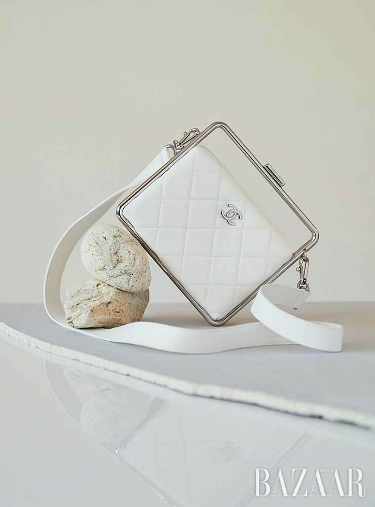 숄더백은 Chanel.