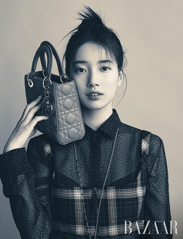 ‘Lady Dior MyABCDior’ 백, 브라 톱, 이너로 입은 셔츠, 목걸이는 모두 Dior.