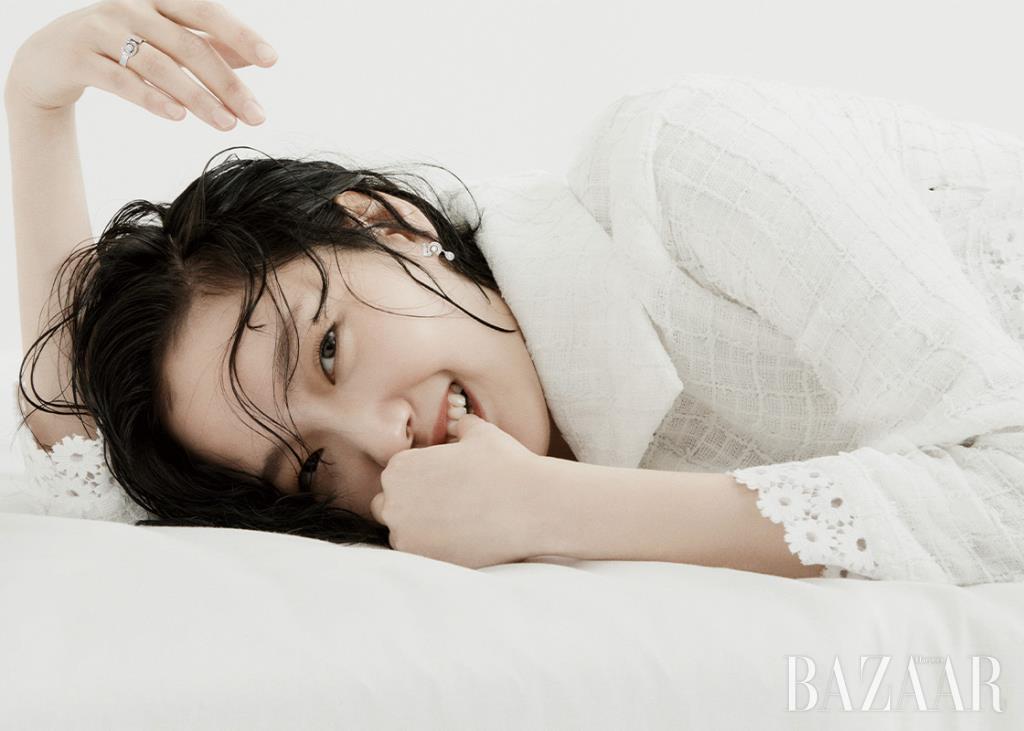 ‘이터널 N°5’ 반지와 귀고리는 Chanel Fine Jewelry.