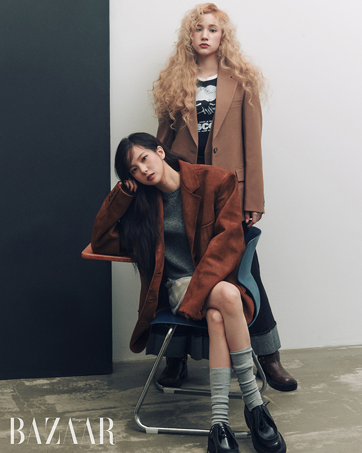 최유진이 입은 스웨이드 재킷, 스웨터, 미니스커트, 슈즈는 모두 Prada. 니삭스는 에디터 소장품. 휴닝바히에가 입은 재킷은 Victoria Beckham by 10 Corso Como Seoul. 티셔츠는 Ych. 데님 스커트는 Weekend MaxMara. 부츠는 Charles & Keith.