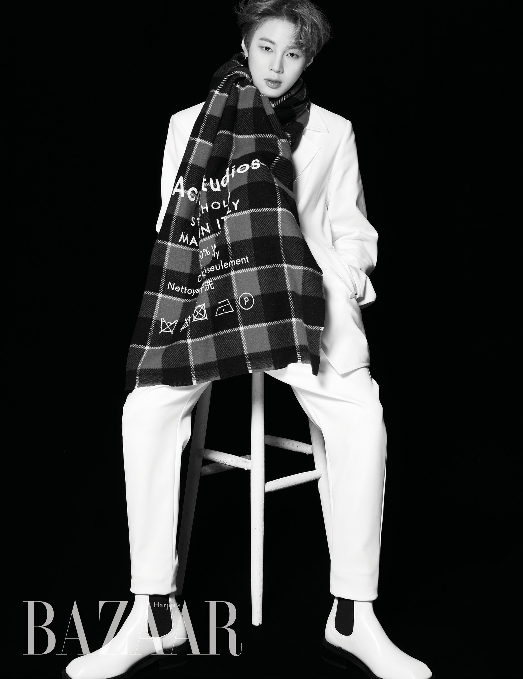 수트는 Guy Laroche. 체크 머플러는 Acne Studios. 앵클부츠는 Humant.