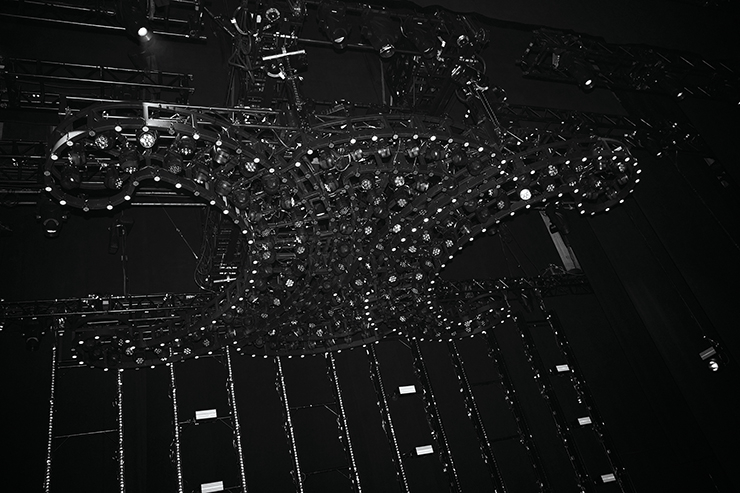 무대 위에서 존재감을 빛낸 셀린느의 엠블럼.