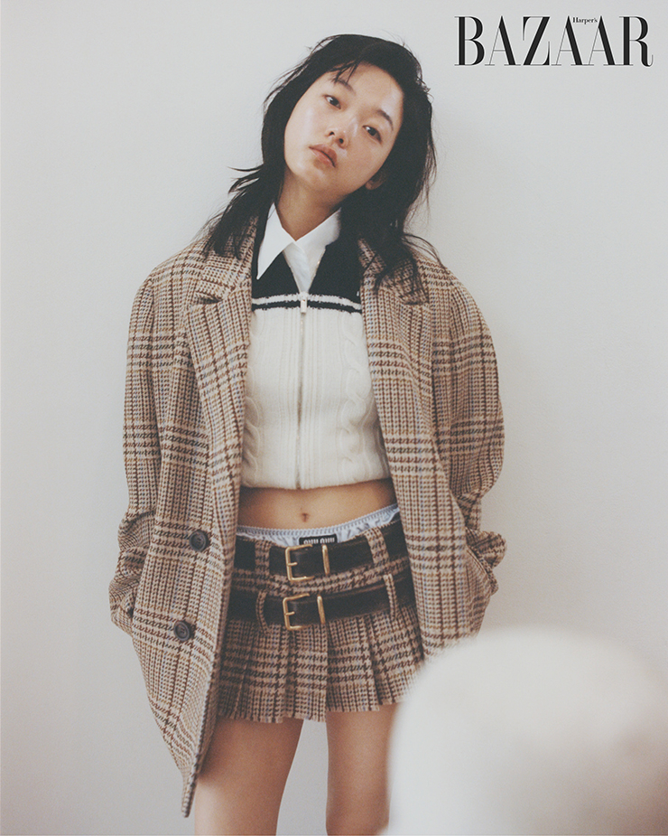 오버사이즈 재킷, 니트 집업, 셔츠, 브리프, 스커트, 레이어드한 벨트는 모두 Miu Miu.