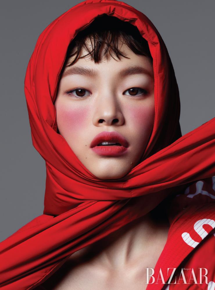 패딩 모자, 프린팅 패딩 재킷은 모두 Ienki Ienki by BOONTHESHOP. 
